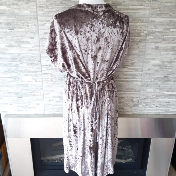 Mystree Velvet Dress in Lilac - Picture 4 of 7